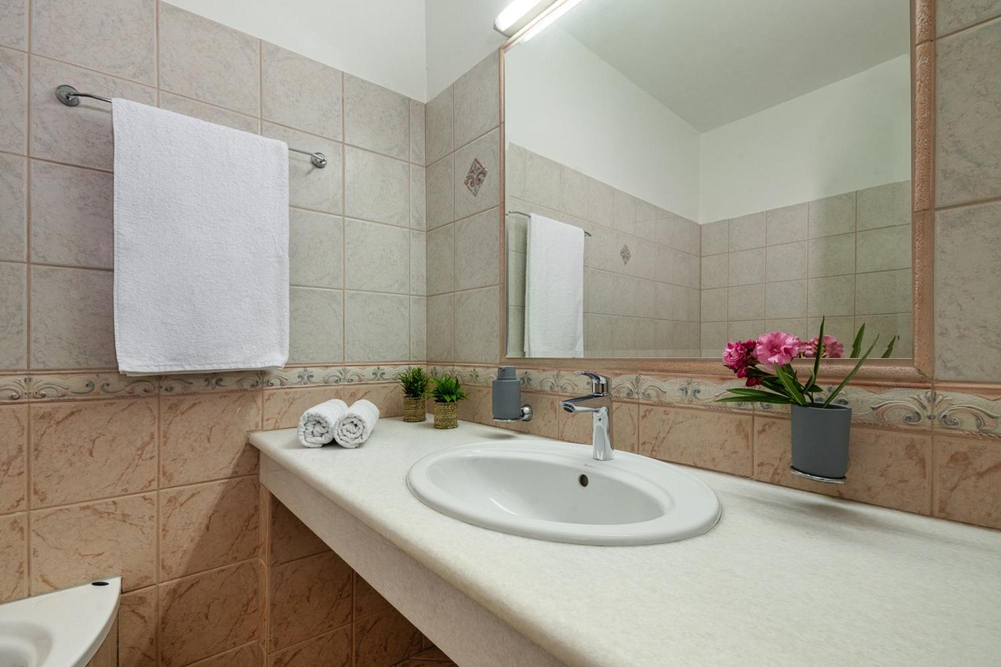 Villa Mariani II - In Lothiarika, Newly Renovated June 2024, Private Pool, Lindos 10 Min, Beach 120M Lardos Buitenkant foto