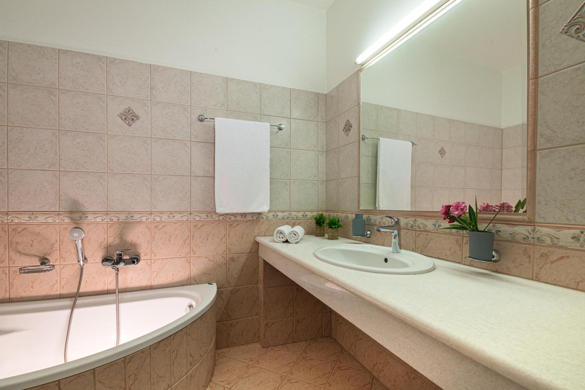 Villa Mariani II - In Lothiarika, Newly Renovated June 2024, Private Pool, Lindos 10 Min, Beach 120M Lardos Buitenkant foto